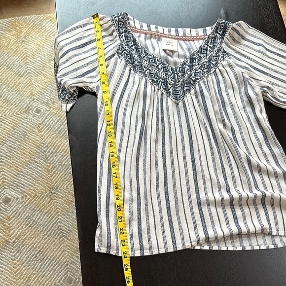 Knox Rose Blue and White embroidered v neck Neck Flutter Sleeve Top - Picture 5 of 7